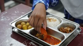 MBG di Pondok Pesantren Mambaul Ulum Ogan Komering Ilir. (Foto Ahmad SyawlanaKemenag)