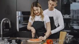 Ilustrasi masak bersama pasangan. (Foto: Pexels)