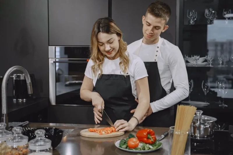 Ilustrasi masak bersama pasangan. (Foto: Pexels)