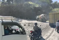 
Kondisi lalu lintas di kawasan Kelok S Sitinjau Lauik, Kelurahan Indarung, Kecamatan Lubuk Kilangan pasca tumpahan material tanah, Selasa (19/5/2026). (Foto: Satlantas Polresta Padang)