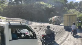 
Kondisi lalu lintas di kawasan Kelok S Sitinjau Lauik, Kelurahan Indarung, Kecamatan Lubuk Kilangan pasca tumpahan material tanah, Selasa (19/5/2026). (Foto: Satlantas Polresta Padang)