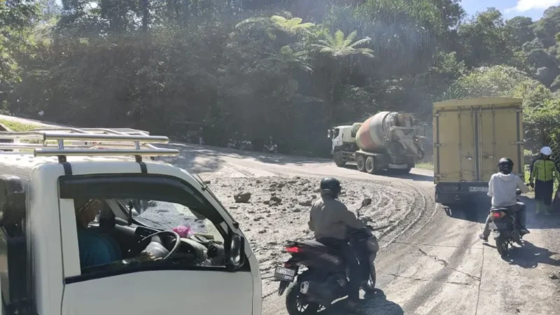 
Kondisi lalu lintas di kawasan Kelok S Sitinjau Lauik, Kelurahan Indarung, Kecamatan Lubuk Kilangan pasca tumpahan material tanah, Selasa (19/5/2026). (Foto: Satlantas Polresta Padang)