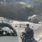 
Kondisi lalu lintas di kawasan Kelok S Sitinjau Lauik, Kelurahan Indarung, Kecamatan Lubuk Kilangan pasca tumpahan material tanah, Selasa (19/5/2026). (Foto: Satlantas Polresta Padang)