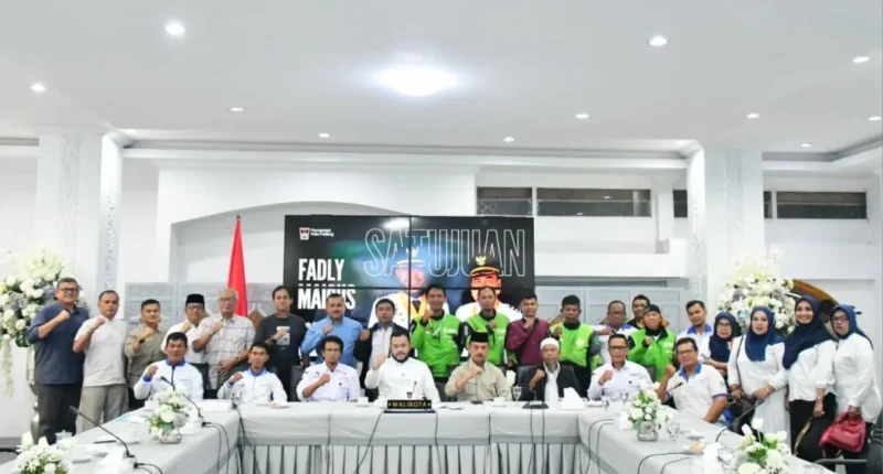 Wali Kota Padang Fadly Amran menerima perwakilan FSPMI Padang di Kediaman Resmi Wali Kota, Jumat (1/5/2026). (Foto: Prokopim Padang)