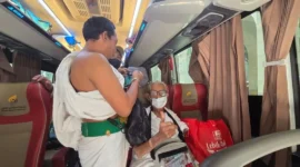 Mbah Mardi berusia 103 tahun berangkat dari Madinah menuju Makkah untuk menjalani umrah wajib sekaligus mempersiapkan diri menghadapi puncak haji di  Armuzna. (Foto: Kemenhaj)