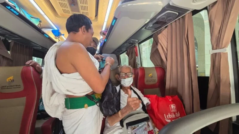 Mbah Mardi berusia 103 tahun berangkat dari Madinah menuju Makkah untuk menjalani umrah wajib sekaligus mempersiapkan diri menghadapi puncak haji di  Armuzna. (Foto: Kemenhaj)