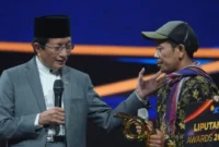 Menag Nasaruddin Umar (kiri) dan Isrodin Pendiri MTs Pakis (kanan). (Foto: Thesa Putri/Kemenag)