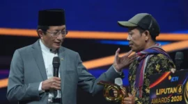 Menag Nasaruddin Umar (kiri) dan Isrodin Pendiri MTs Pakis (kanan). (Foto: Thesa Putri/Kemenag)