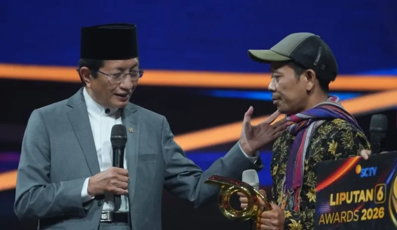 Menag Nasaruddin Umar (kiri) dan Isrodin Pendiri MTs Pakis (kanan). (Foto: Thesa Putri/Kemenag)