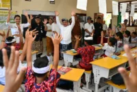 Mendikdasmen, Abdul Mu'ti berinteraksi dengan murid kelas 4 SDN 6 Sumerta, Denpasar, Bali, Kamis (7/5). (Foto: Kemendikdasmen)