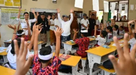 Mendikdasmen, Abdul Mu'ti berinteraksi dengan murid kelas 4 SDN 6 Sumerta, Denpasar, Bali, Kamis (7/5). (Foto: Kemendikdasmen)