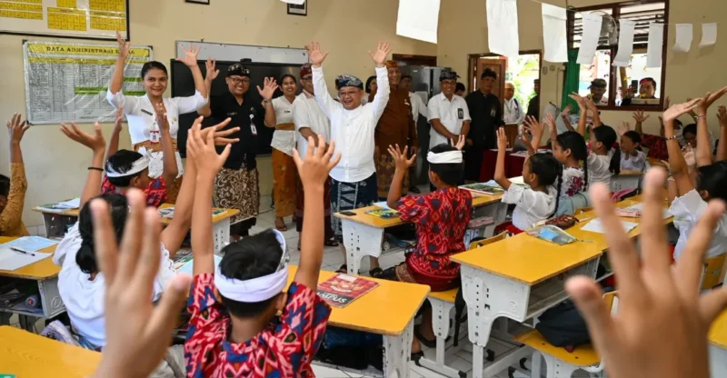 Mendikdasmen, Abdul Mu'ti berinteraksi dengan murid kelas 4 SDN 6 Sumerta, Denpasar, Bali, Kamis (7/5). (Foto: Kemendikdasmen)