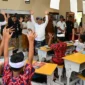 Mendikdasmen, Abdul Mu'ti berinteraksi dengan murid kelas 4 SDN 6 Sumerta, Denpasar, Bali, Kamis (7/5). (Foto: Kemendikdasmen)
