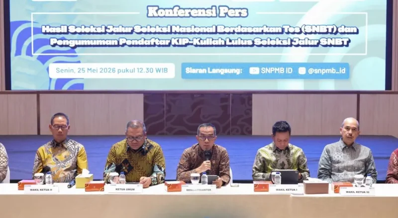 Mendiktisaintek, Brian Yuliarto saat konferensi pers hasil seleksi jalur SNBT dan pengumuman calon penerima KIP Kuliah jalur SNBT 2026 di Kantor Kemdiktisaintek, Senin (25/5). (Foto: Kemdiktisaintek)