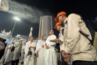 Menhaj Mochamad Irfan Yusuf mengapresiasi dedikasi para petugas haji yang melayani jemaah Indonesia, khususnya lansia di kawasan Masjidil Haram. (Foto: Kemenhaj)