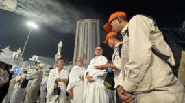 Menhaj Mochamad Irfan Yusuf mengapresiasi dedikasi para petugas haji yang melayani jemaah Indonesia, khususnya lansia di kawasan Masjidil Haram. (Foto: Kemenhaj)