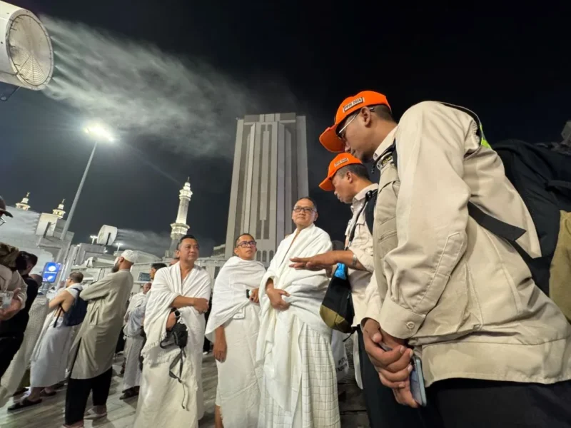 Menhaj Mochamad Irfan Yusuf mengapresiasi dedikasi para petugas haji yang melayani jemaah Indonesia, khususnya lansia di kawasan Masjidil Haram. (Foto: Kemenhaj)