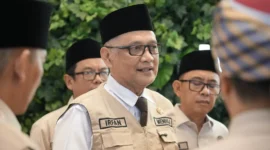 Menhaj Moch. Irfan Yusuf melepas keberangkatan Musrif Diny di Terminal 3 Bandara Internasional Soekarno-Hatta, Selasa (12/5/2026). (Foto: Kemenhaj)