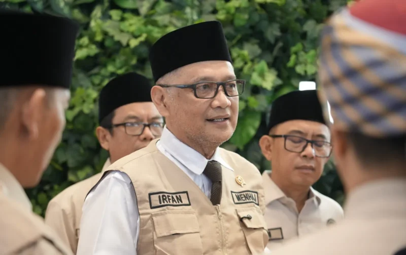 Menhaj Moch. Irfan Yusuf melepas keberangkatan Musrif Diny di Terminal 3 Bandara Internasional Soekarno-Hatta, Selasa (12/5/2026). (Foto: Kemenhaj)