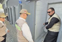Menhaj RI Mochamad Irfan Yusuf dan rombongan meninjau toilet dan fasilitas sanitasi di Arafah. (Foto: Kemenhaj)