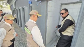 Menhaj RI Mochamad Irfan Yusuf dan rombongan meninjau toilet dan fasilitas sanitasi di Arafah. (Foto: Kemenhaj)