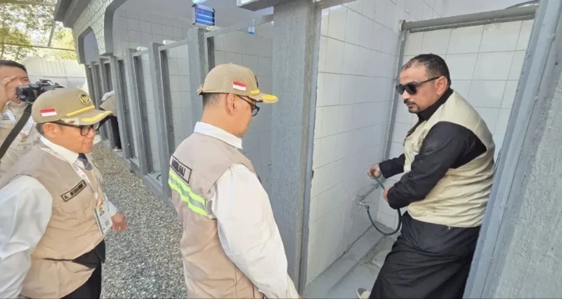 Menhaj RI Mochamad Irfan Yusuf dan rombongan meninjau toilet dan fasilitas sanitasi di Arafah. (Foto: Kemenhaj)