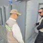 Menhaj RI Mochamad Irfan Yusuf dan rombongan meninjau toilet dan fasilitas sanitasi di Arafah. (Foto: Kemenhaj)