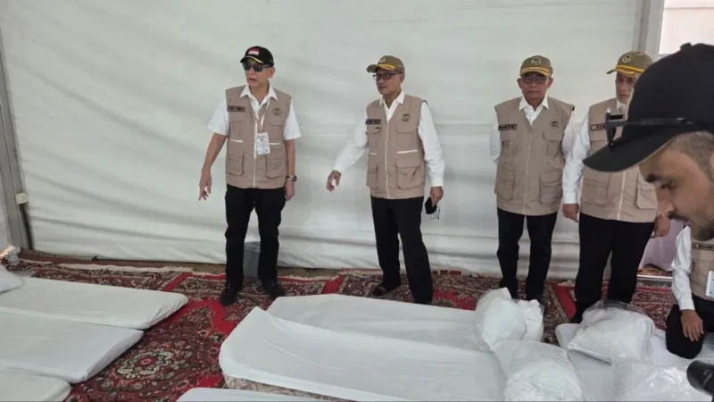 Menhaj RI Mochamad Irfan Yusuf meninjau tenda jemaah Indonesia di Arafah, Kamis (21/5/2026). (Foto: Kemenhaj)