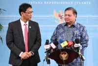 Menko Perekonomian Airlangga Hartarto didampingi Menkeu Purbaya Yudhi Sadewa di Kompleks Istana Kepresidenan, Jakarta, Jumat (22/5/2026). (Foto: BPMI Setpres)