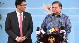 Menko Perekonomian Airlangga Hartarto didampingi Menkeu Purbaya Yudhi Sadewa di Kompleks Istana Kepresidenan, Jakarta, Jumat (22/5/2026). (Foto: BPMI Setpres)