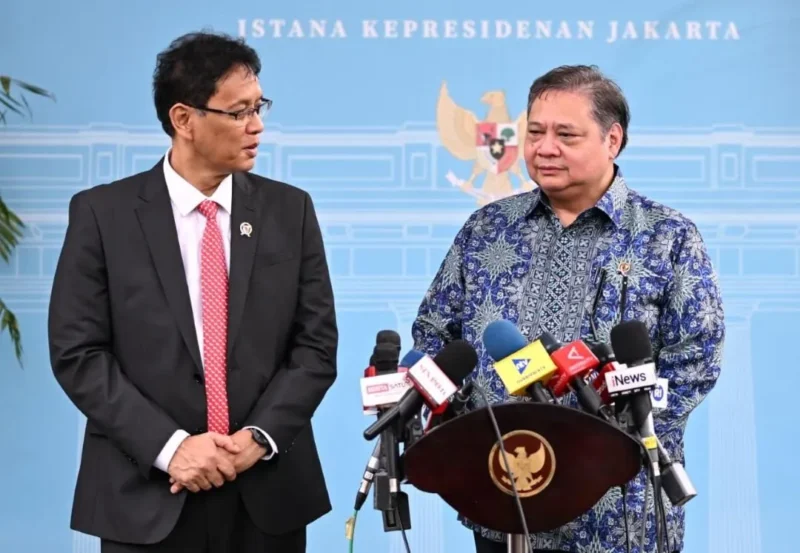 Menko Perekonomian Airlangga Hartarto didampingi Menkeu Purbaya Yudhi Sadewa di Kompleks Istana Kepresidenan, Jakarta, Jumat (22/5/2026). (Foto: BPMI Setpres)