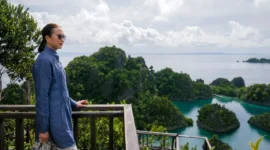 Menteri Pariwisata Widiyanti Putri Wardhana saat meninjau kesiapan revalidasi status UNESCO Global Geopark Raja Ampat di Geosite Piaynemo, Selasa (12/5/2026). (Foto: Kemenpar)