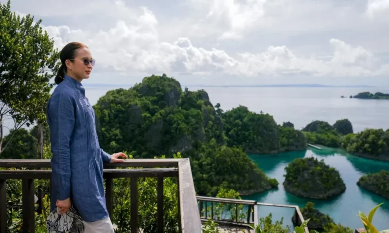 Menteri Pariwisata Widiyanti Putri Wardhana saat meninjau kesiapan revalidasi status UNESCO Global Geopark Raja Ampat di Geosite Piaynemo, Selasa (12/5/2026). (Foto: Kemenpar)