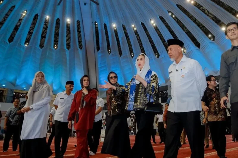Menteri Pariwisata Widiyanti Putri Wardhana saat kunjungannya ke Masjid Raya Syekh Ahmad Khatib Al-Minangkabawi yang menjadi ikon wisata ramah Muslim, Padang, Sumbar, Rabu (29/4/2026). (Foto: Kemenpar)
