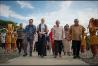 Bupati Tanah Datar Eka Putra mendampingi Menpar RI Widiyanti Putri Wardhana saat meninjau Istano Basa Pagaruyung, Kamis (30/4/2026). (Foto: Prokopim Tanah Datar)
