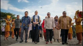 Bupati Tanah Datar Eka Putra mendampingi Menpar RI Widiyanti Putri Wardhana saat meninjau Istano Basa Pagaruyung, Kamis (30/4/2026). (Foto: Prokopim Tanah Datar)
