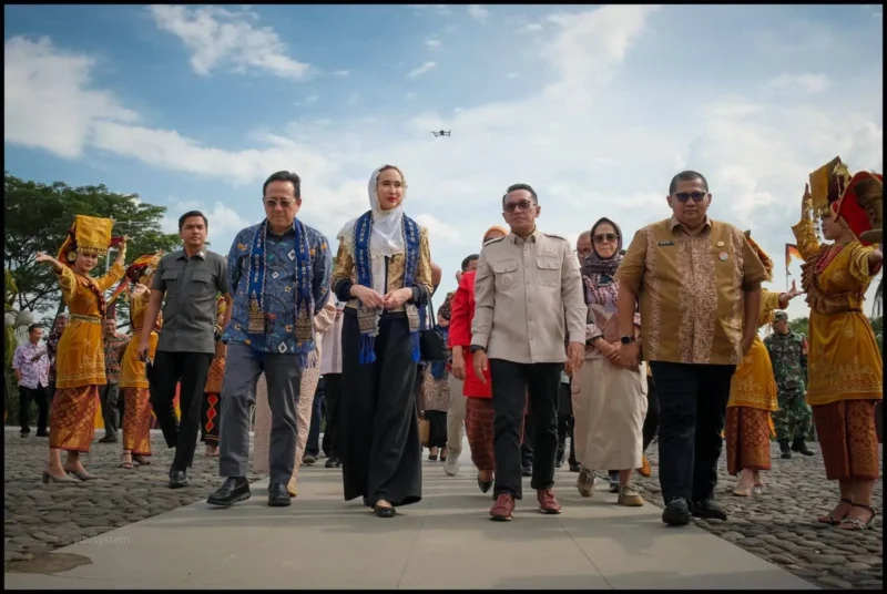 Bupati Tanah Datar Eka Putra mendampingi Menpar RI Widiyanti Putri Wardhana saat meninjau Istano Basa Pagaruyung, Kamis (30/4/2026). (Foto: Prokopim Tanah Datar)
