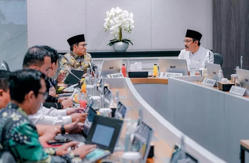 Menteri Sosial Saifullah Yusuf atau Gus Ipul saat Rapat Tingkat Menteri terkait Evaluasi Capaian Pelaksanaan Inpres Nomor 8 Tahun 2025 di Gedung BP Jamsostek, Setiabudi, Jakarta Selatan, Jumat (8/5/2026). (Foto: Kemensos)