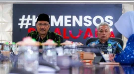 Mensos Saifullah Yusuf (Gus Ipul) memimpin rapat koordinasi bersama kepala Sekolah Rakyat secara daring dari Ruang Rapat Menteri Sosial, Jakarta Pusat, Selasa (19/5/2026). (Foto: Kemensos)