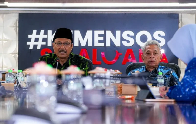 Mensos Saifullah Yusuf (Gus Ipul) memimpin rapat koordinasi bersama kepala Sekolah Rakyat secara daring dari Ruang Rapat Menteri Sosial, Jakarta Pusat, Selasa (19/5/2026). (Foto: Kemensos)