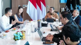 Menteri Ekonomi Kreatif, Teuku Riefky Harsya menerima audiensi Riot Games di Gedung Autograph Tower Thamrin Nine, Jakarta, Kamis (14/5/2026). (Foto: Kementerian Ekraf)
