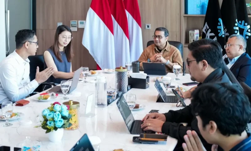 Menteri Ekonomi Kreatif, Teuku Riefky Harsya menerima audiensi Riot Games di Gedung Autograph Tower Thamrin Nine, Jakarta, Kamis (14/5/2026). (Foto: Kementerian Ekraf)