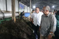 Menteri Lingkungan Hidup/Kepala BPLH, Moh. Jumhur Hidayat meninjau pengelolaan sampah di Pasar Induk Caringin, Minggu (10/5/2026). (Foto: Kementerian LH/BPLH)