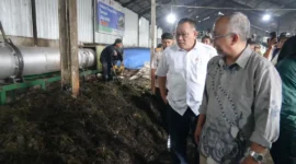 Menteri Lingkungan Hidup/Kepala BPLH, Moh. Jumhur Hidayat meninjau pengelolaan sampah di Pasar Induk Caringin, Minggu (10/5/2026). (Foto: Kementerian LH/BPLH)