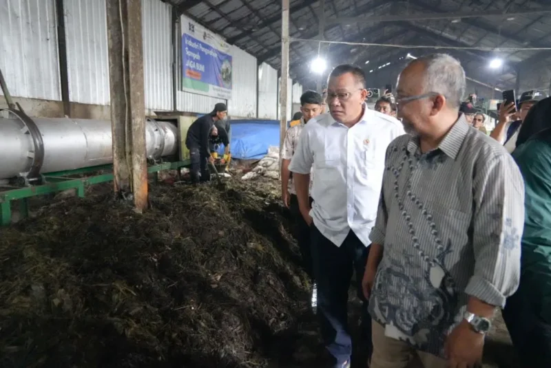 Menteri Lingkungan Hidup/Kepala BPLH, Moh. Jumhur Hidayat meninjau pengelolaan sampah di Pasar Induk Caringin, Minggu (10/5/2026). (Foto: Kementerian LH/BPLH)