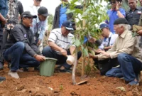 Menteri LH/Kepala BPLH, Moh. Jumhur Hidayat memimpin penanaman 12 ribu pohon di Kampung Papakmanggu, Kecamatan Pasirjambu, Kabupaten Bandung, Minggu (10/5/2026). (Foto: Kementerian LH/BPLH)