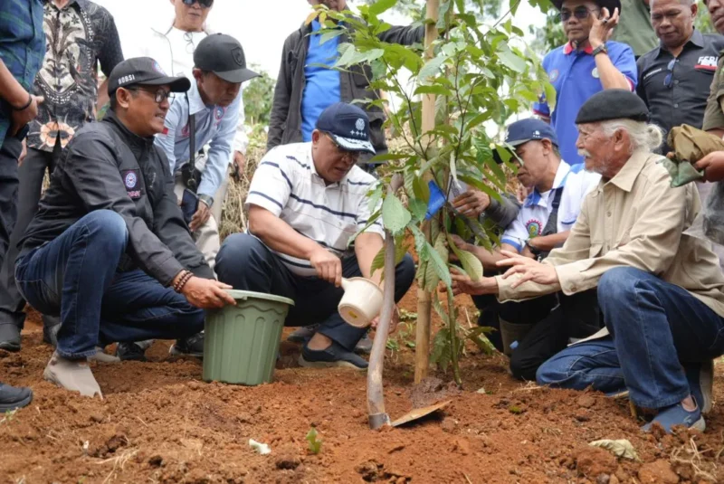Menteri LH/Kepala BPLH, Moh. Jumhur Hidayat memimpin penanaman 12 ribu pohon di Kampung Papakmanggu, Kecamatan Pasirjambu, Kabupaten Bandung, Minggu (10/5/2026). (Foto: Kementerian LH/BPLH)