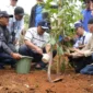 Menteri LH/Kepala BPLH, Moh. Jumhur Hidayat memimpin penanaman 12 ribu pohon di Kampung Papakmanggu, Kecamatan Pasirjambu, Kabupaten Bandung, Minggu (10/5/2026). (Foto: Kementerian LH/BPLH)