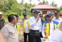 Menteri PU Dody Hanggodo meninjau daerah terdampak bencana di Nagari Taluk, Kecamatan Lintau Buo, Kabupaten Tanah Datar, Kamis (21/5/2026). (Foto: Kominfo Tanah Datar)