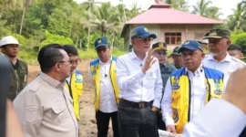 Menteri PU Dody Hanggodo meninjau daerah terdampak bencana di Nagari Taluk, Kecamatan Lintau Buo, Kabupaten Tanah Datar, Kamis (21/5/2026). (Foto: Kominfo Tanah Datar)